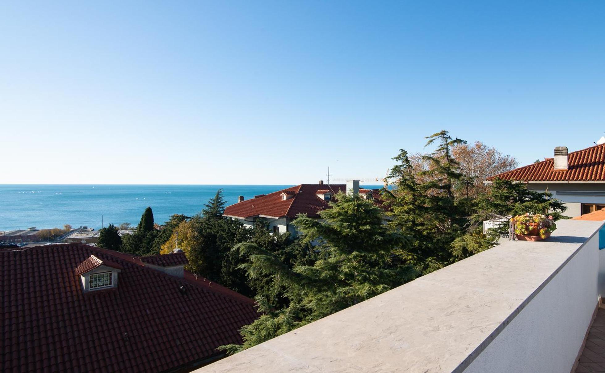 La Mansarda Delle Meraviglie B&B Superior Триест Екстериор снимка